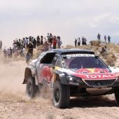 El piloto español Carlos Sainz compite durante la décima etapa del Rally Dakar, entre Salta y Belén, en Catamarca (Argentina)