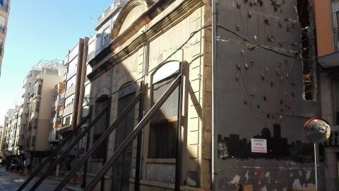 Fachada apuntalada de la fachada del edificio de Riegos El Progreso de Elche