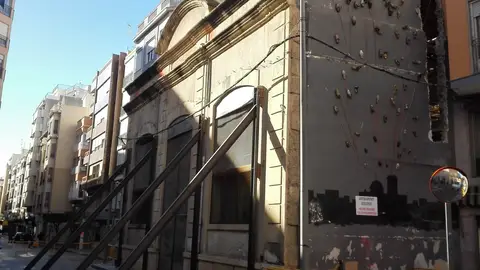 Fachada apuntalada de la fachada del edificio de Riegos El Progreso de Elche Fachada apuntalada de la fachada del edificio de Riegos El Progreso de Elche