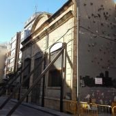 Fachada apuntalada de la fachada del edificio de Riegos El Progreso de Elche