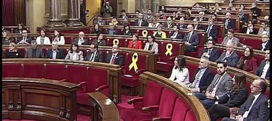 Colocan lazos amarillos en los escaños de los diputados electos que están en prisión o en Bruselas Colocan lazos amarillos en los escaños de los diputados electos que están en prisión o en Bruselas