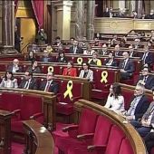 Colocan lazos amarillos en los escaños de los diputados electos que están en prisión o en Bruselas