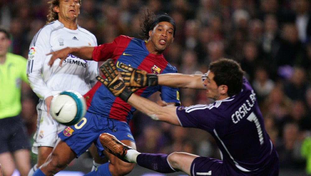 Ronaldinho bate a Casillas en un Real Madrid - Barcelona