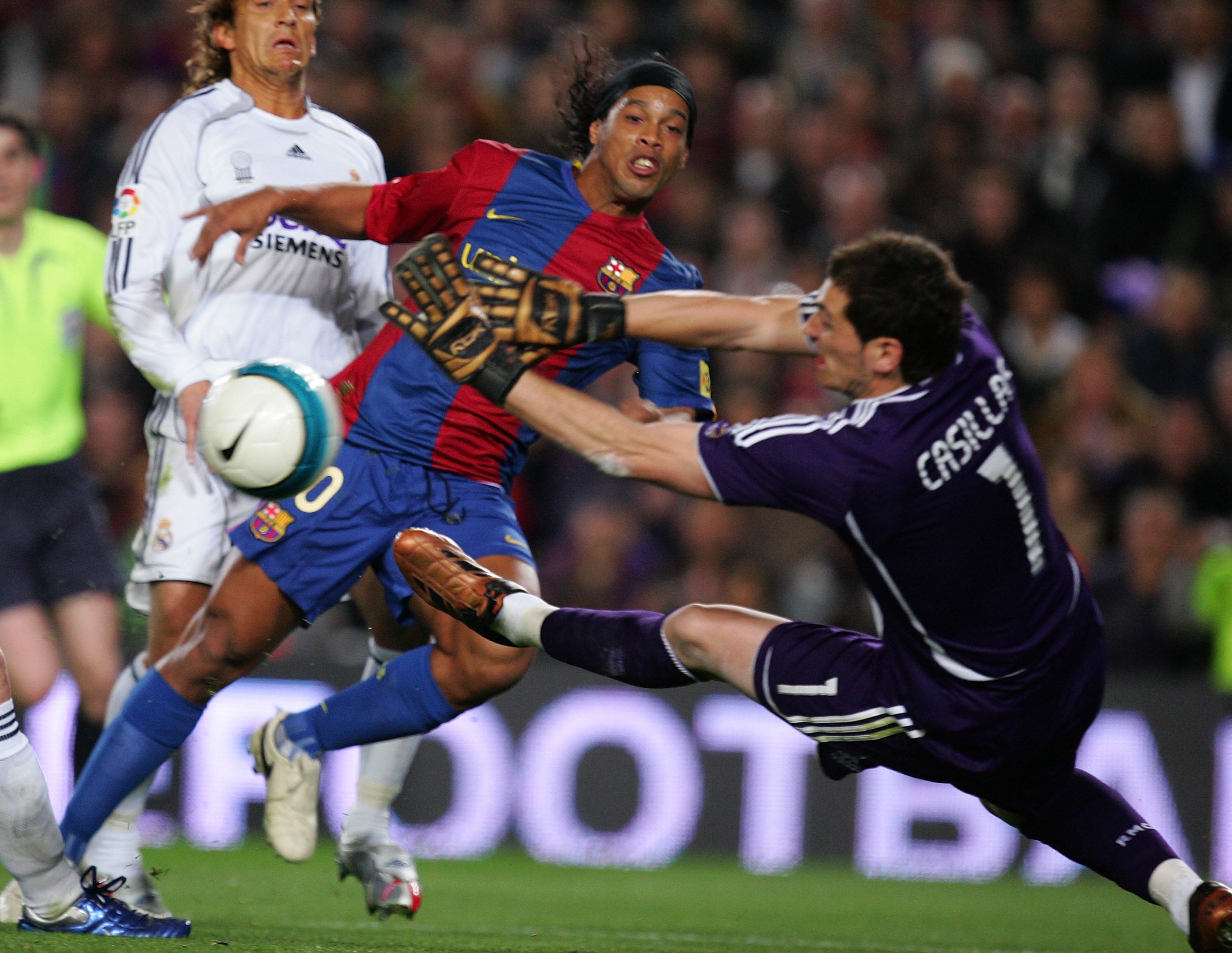 El mensaje de Casillas a Ronaldinho por su retirada: "Como amante del fútbol también te disfruté" El mensaje de Casillas a Ronaldinho por su retirada: "Como amante del fútbol también te disfruté"