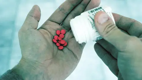 Hombre tomando pastillas Hombre tomando pastillas