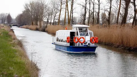 Barco "Juan de Homar" navegando por el Canal de Castilla en Villaumbrales BARCO FLUVIAL