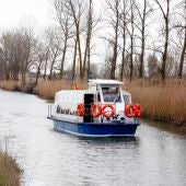 Barco "Juan de Homar" navegando por el Canal de Castilla en Villaumbrales