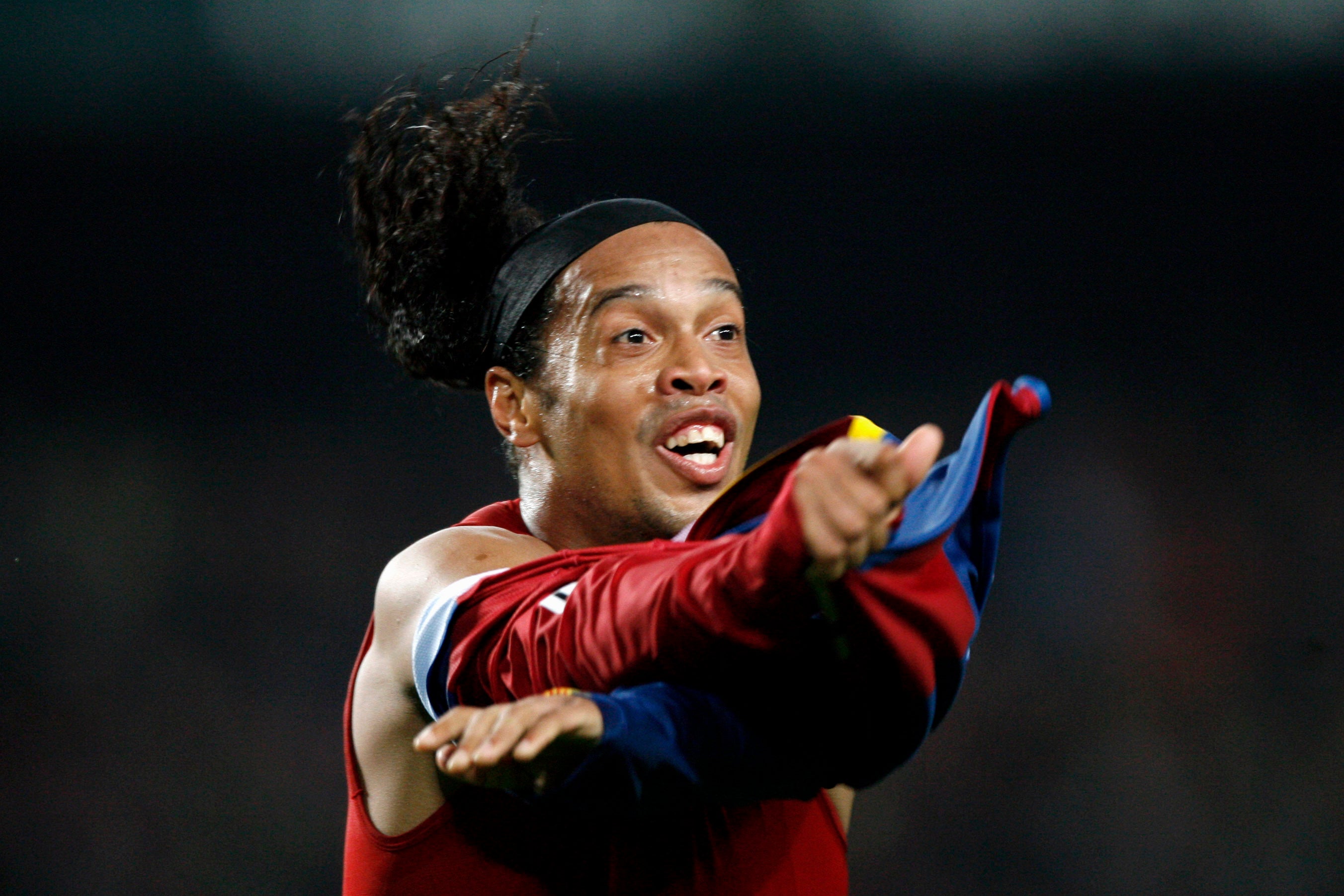 Los 10 mejores goles de Ronaldinho en su carrera Los 10 mejores goles de Ronaldinho en su carrera