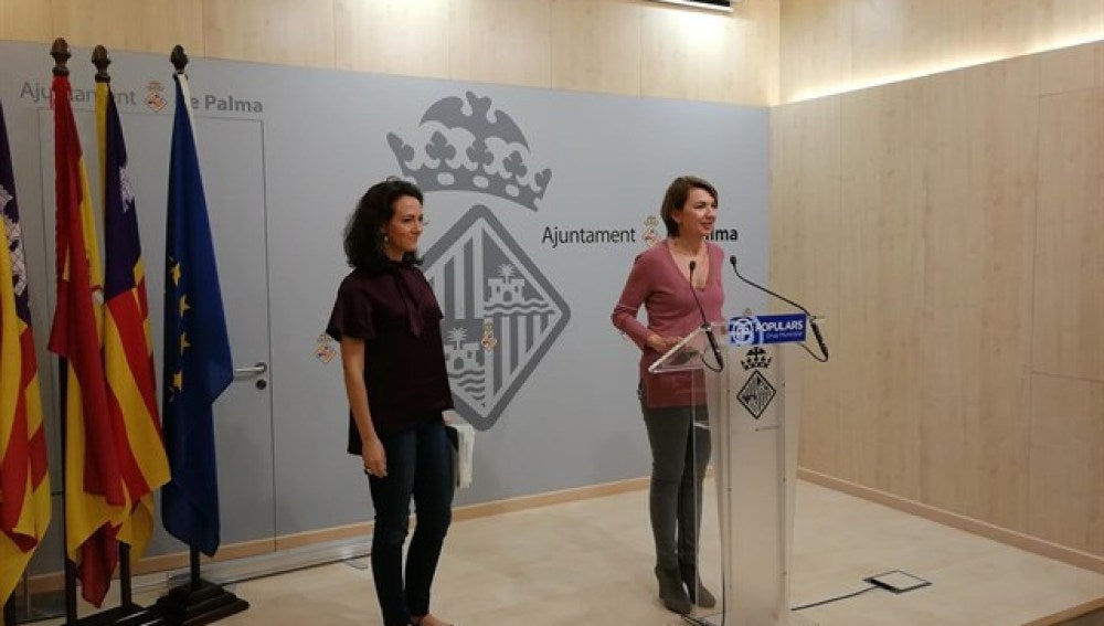 La portavoz del grupo municipal popular, Margalida Durán junto a la regidora del Ayuntamiento de Palma, Lourdes Bosch