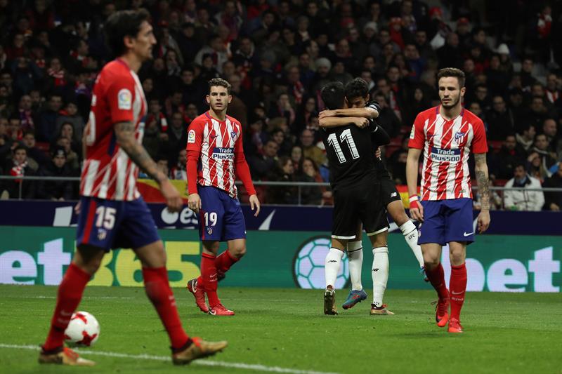 Jesús Navas y Correa dan la victoria al Sevilla y complican la Copa al Atlético de Madrid Jesús Navas y Correa dan la victoria al Sevilla y complican la Copa al Atlético de Madrid