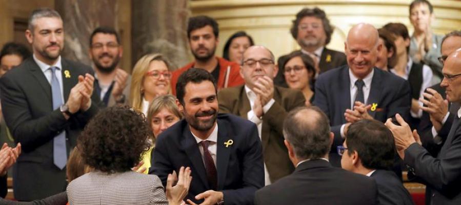 El nuevo presidente del Parlament, Roger Torrent, recibe la felicitación de sus compañeros El nuevo presidente del Parlament, Roger Torrent, recibe la felicitación de sus compañeros