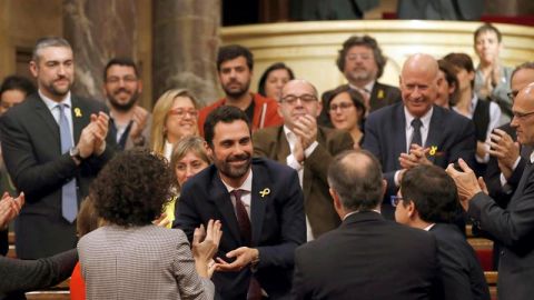 El nuevo presidente del Parlament, Roger Torrent, recibe la felicitaci&oacute;n de sus compa&ntilde;eros