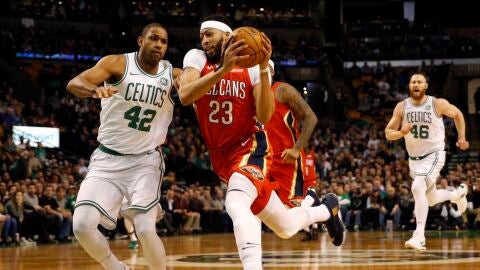 Anthony Davis entra a canasta ante la defensa de Al Horford
