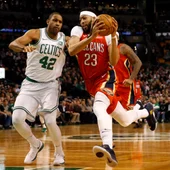Anthony Davis entra a canasta ante la defensa de Al Horford Anthony Davis entra a canasta ante la defensa de Al Horford