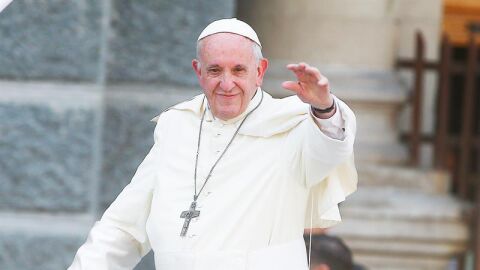 El papa Francisco saluda a los fieles a bordo de su papam&oacute;vil 