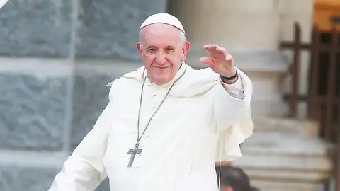 El papa Francisco saluda a los fieles a bordo de su papamóvil El papa Francisco saluda a los fieles a bordo de su papamóvil