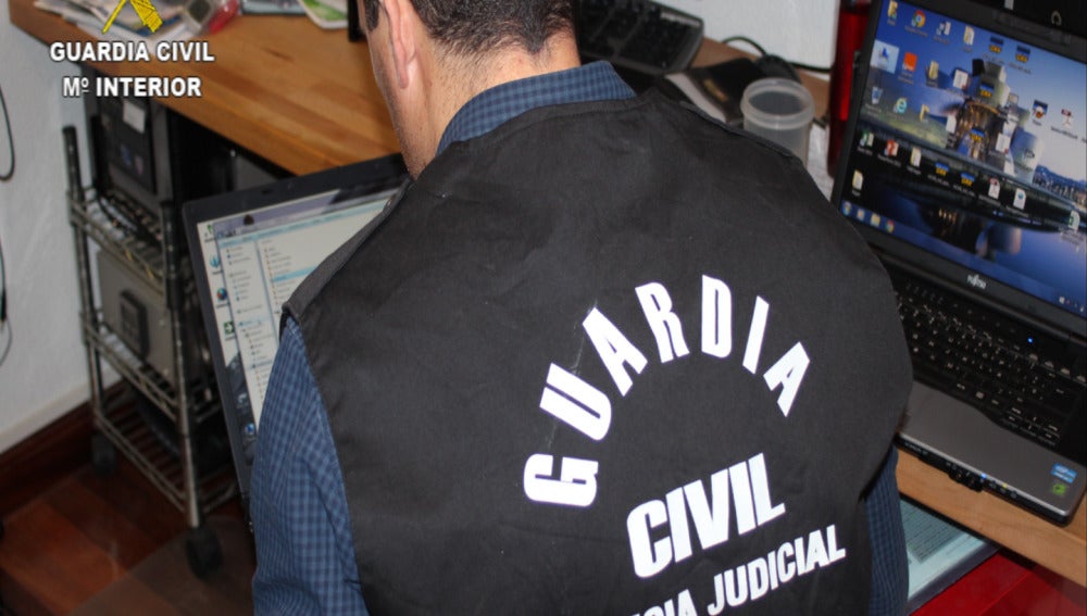 Agente de la Guardiai Civil en uno de los registros domiciliarios realizados en la operación policial