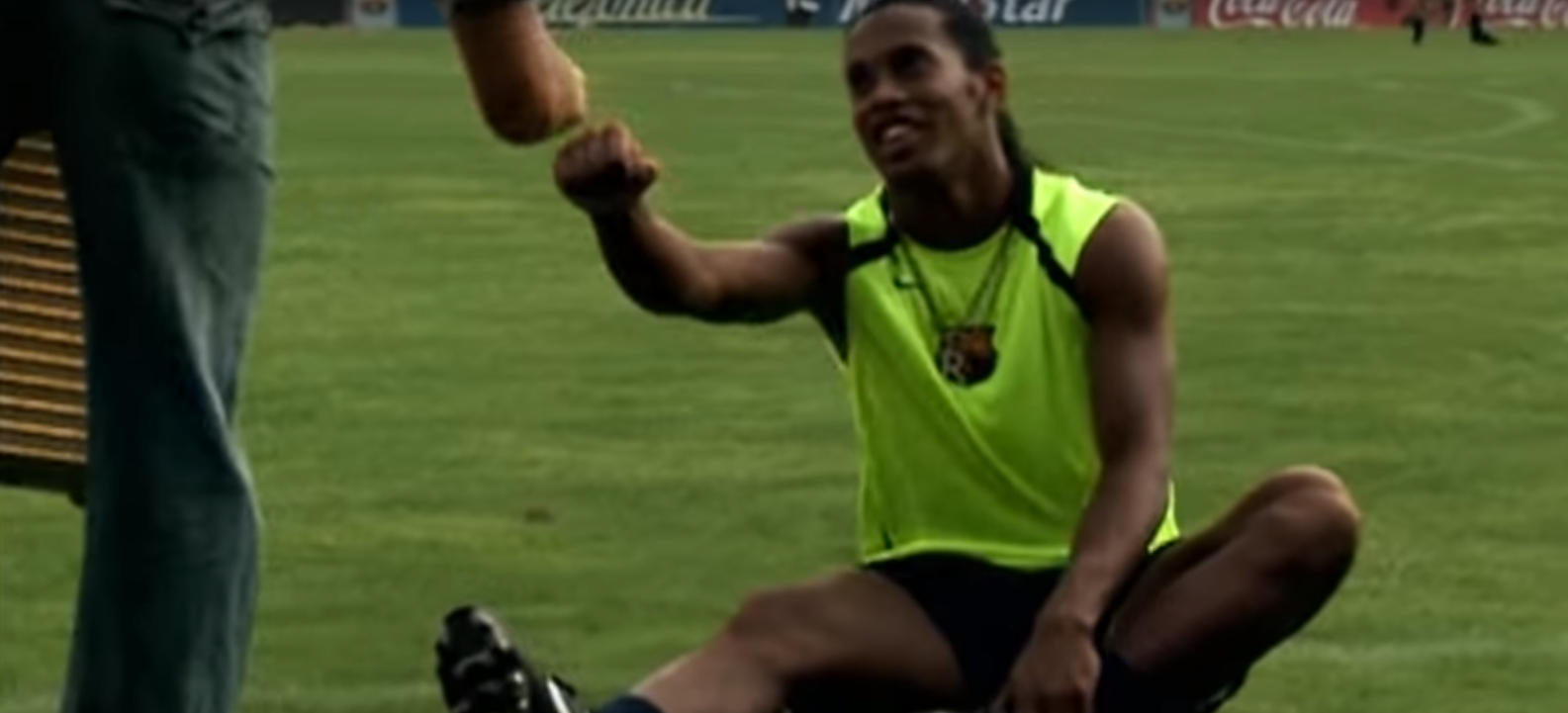 Ronaldinho y su récord en YouTube: un vídeo suyo, el primero en llegar a un millón de visitas Ronaldinho y su récord en YouTube: un vídeo suyo, el primero en llegar a un millón de visitas