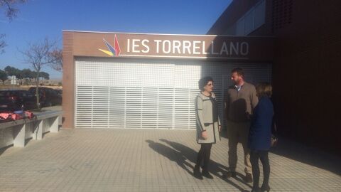 Manuela Mora y Mar&iacute;a Dolores Serna junto al IES Torrellano de Elche