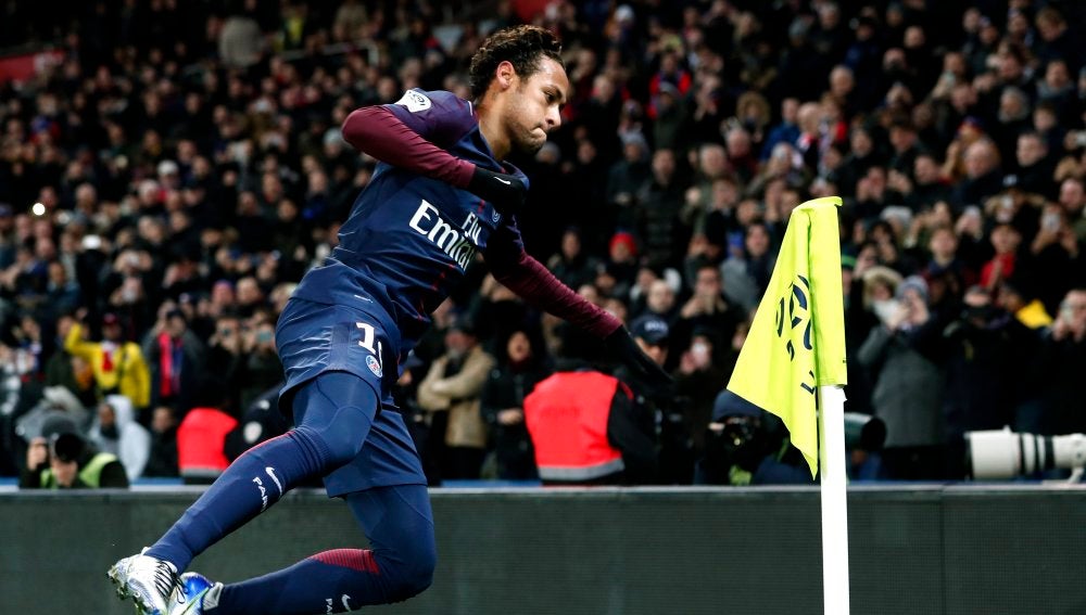 Neymar, acercándose al banderín para celebrar un gol ante el Dijon