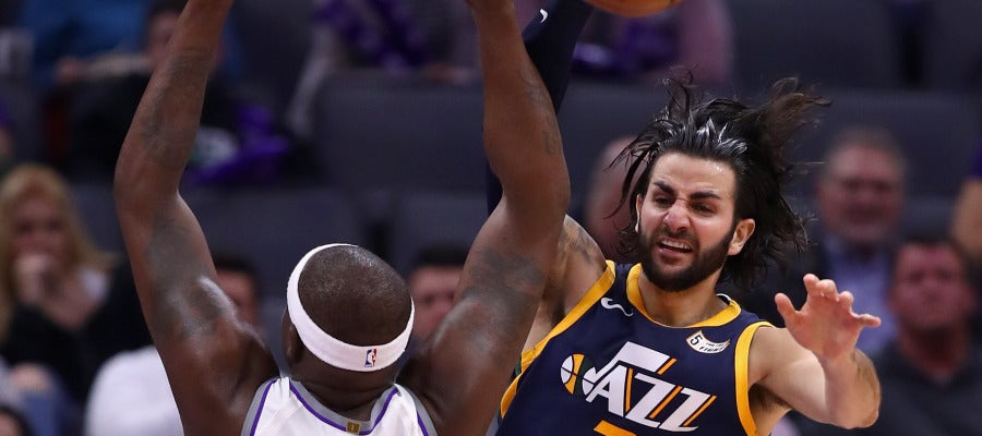 Ricky Rubio pasa ante la defensa de Zach Randolph Ricky Rubio pasa ante la defensa de Zach Randolph