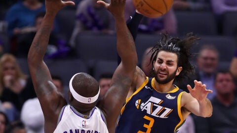 Ricky Rubio pasa ante la defensa de Zach Randolph