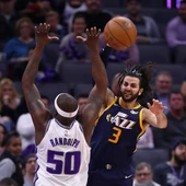 Ricky Rubio pasa ante la defensa de Zach Randolph Ricky Rubio pasa ante la defensa de Zach Randolph