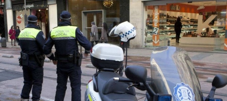 Dos agentes de la Policía Local en Vitoria Dos agentes de la Policía Local en Vitoria