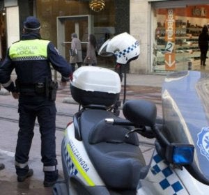 Dos agentes de la Policía Local en Vitoria Dos agentes de la Policía Local en Vitoria