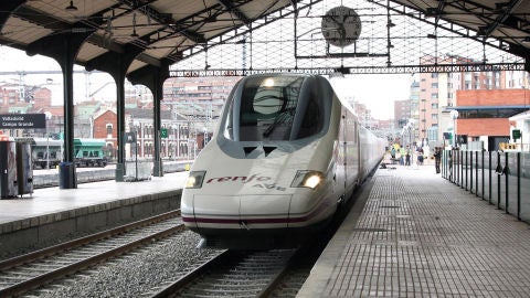 Tren en la Estaci&oacute;n de Valladolid