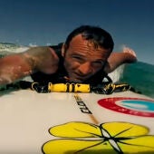 Nicolás Gallego haciendo surf