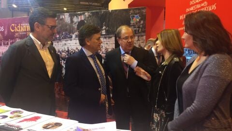 El presidente de la Junta visita al stand de Segovia en FITUR