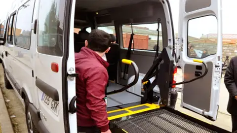 vehículo adaptado vehículo adaptado