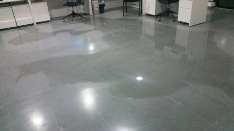 Interirior de la Jefatura de la Polic&iacute;a Local de Elche con charcos de agua tras un episodio de lluvias