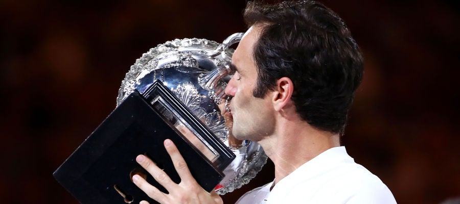 Roger Federer besa el trofeo del Open de Australia Roger Federer besa el trofeo del Open de Australia