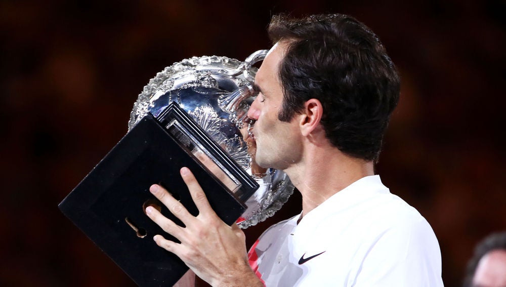 Roger Federer besa el trofeo del Open de Australia