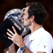 Roger Federer besa el trofeo del Open de Australia