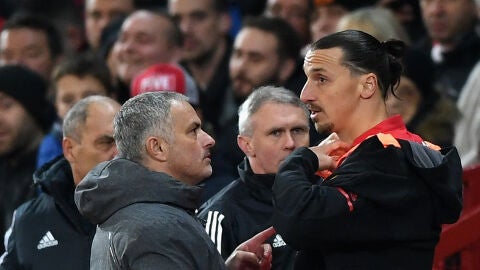 Mourinho da instrucciones a Ibrahimovic en un partido del United
