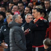 Mourinho da instrucciones a Ibrahimovic en un partido del United