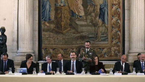 Los Reyes presiden la reuni&oacute;n de la Fundaci&oacute;n Princesa de Girona