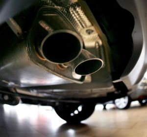 Imagen del tubo de escape de un coche Imagen del tubo de escape de un coche