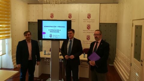 El presidente de la Diputaci&oacute;n, Francisco V&aacute;zquez, junto a los diputados Jos&eacute; Luis Sanz Merino y Antonio Sanz, en la rueda de prensa.