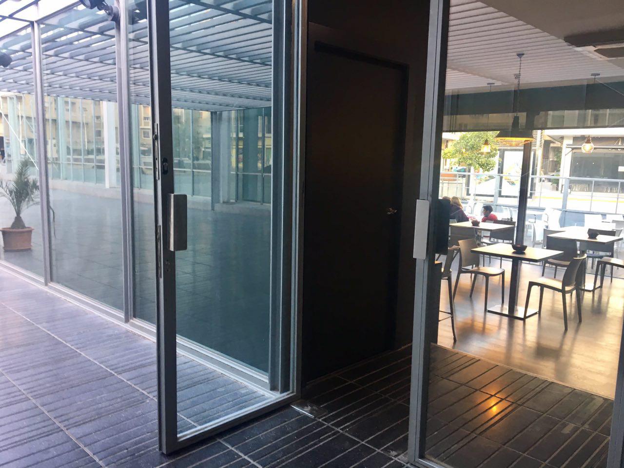 Podemos Elche denuncia la eliminación de una rampa de acceso en el centro de congresos para crear un almacén Podemos Elche denuncia la eliminación de una rampa de acceso en el centro de congresos para crear un almacén