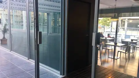 Puerta del almacen habilitado donde antes había una rampa de acceso Puerta del almacen habilitado donde antes había una rampa de acceso