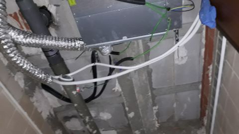 Cuarto de ba&ntilde;o en el que se desprendi&oacute; parte del techo