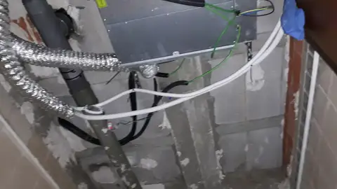 Cuarto de baño en el que se desprendió parte del techo Cuarto de baño en el que se desprendió parte del techo