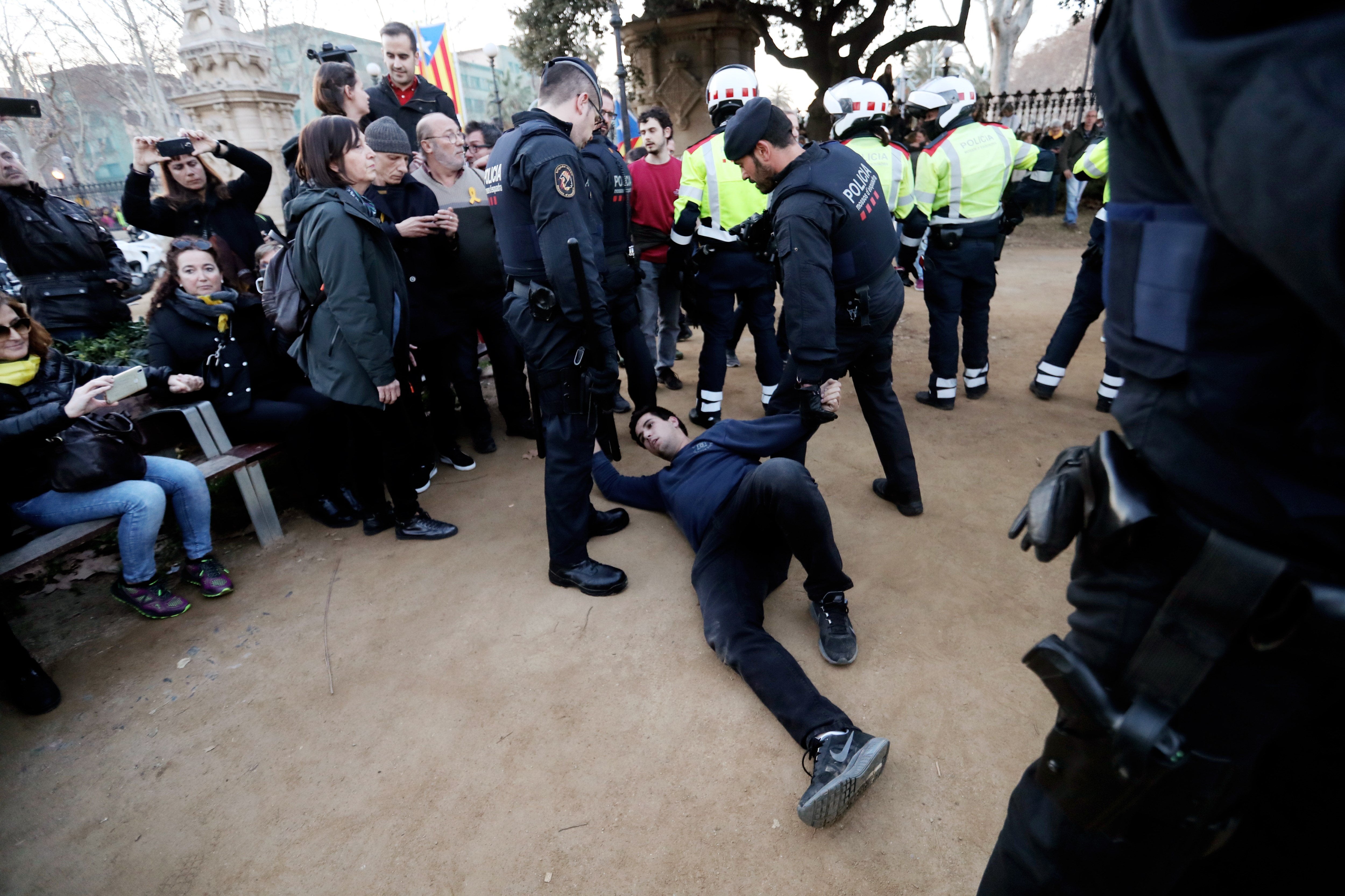 La ANC desconvoca la protesta ante el Parlament La ANC desconvoca la protesta ante el Parlament