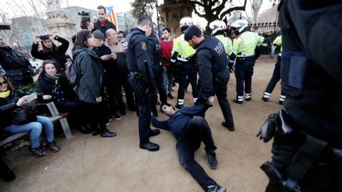 Tensi&oacute;n entre Mossos y manifestantes a las puertas del Parlament