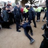 Tensión entre Mossos y manifestantes a las puertas del Parlament