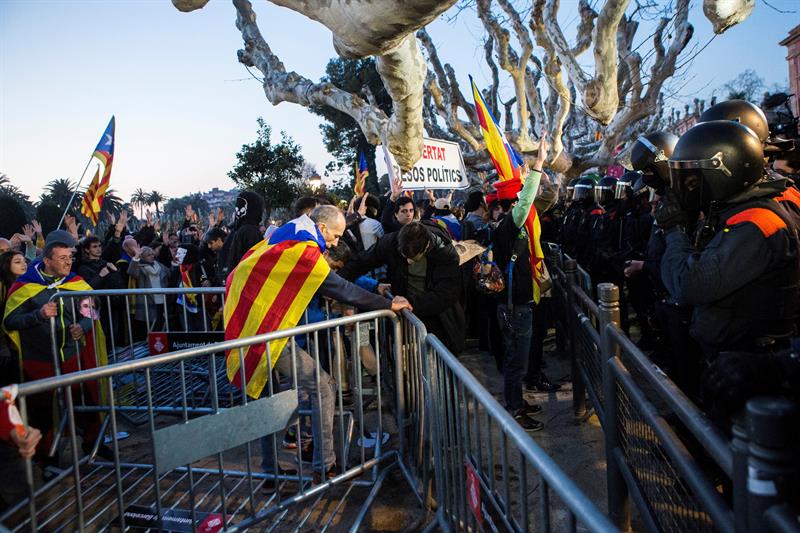Tres manifestantes heridos y diez mossos contusionados en cargas en Parlament Tres manifestantes heridos y diez mossos contusionados en cargas en Parlament